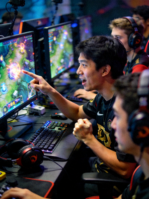 DOTA2明星选手Yatoro在比赛中指挥团队的瞬间