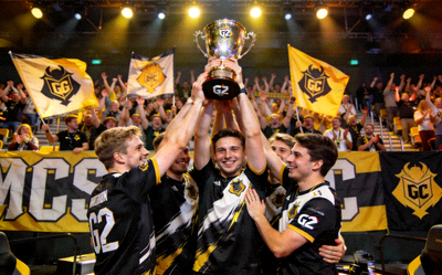 G2 Esports英雄联盟战队选手们庆祝胜利的欢乐场景